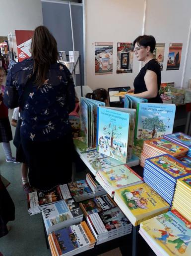 poze editura casa va a teapta la salonul de carte bookfest timi oara