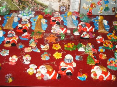 poze expozitie cu vanzare ornamente de craciun 