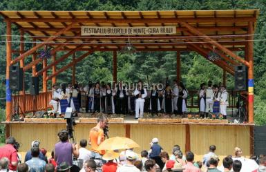 poze festivalul bujorului de munte la sibiu