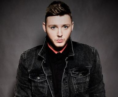 poze james arthur revine la iasi in fata palatului culturii