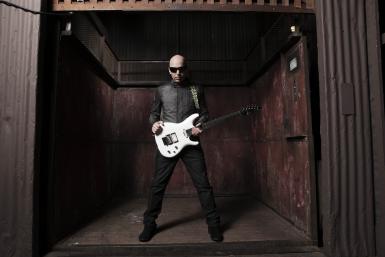 poze joe satriani concerteaza la cluj napoca