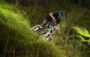 poze play bike on the rocks