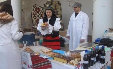 poze se deschide targul de produse traditionale