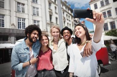 poze strange i prietenii la cel mai mare selfie de grup 