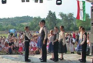 poze traditionala intalnire a fiilor satului remetea