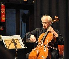 poze un violoncelist german canta in prima auditie piesa lui paul richter