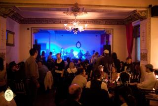 Ce se intampla la Club "The Floor"