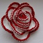 Martisor crosetat - floare alb cu rosu