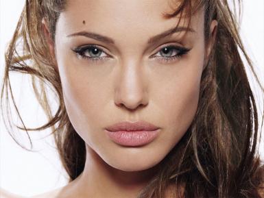 poze angelina jolie in romania