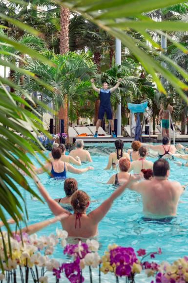 poze aqua gym in piscina principala din zona the palm therme