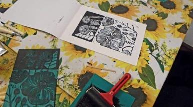 poze atelier de arta decorativa linogravura