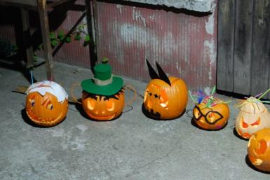 poze atelier de halloween sculptat dovleci