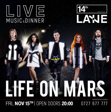 poze concert cu multe zambete si cu life on mars pe scena