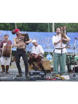 poze concert muzica veche cimpoierii bordo sarkany la clubul taranului roman