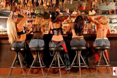 poze coyote ugly party