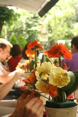 poze cum sa creezi cadouri florale pentru ziua florilor