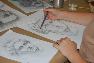 poze curs de desen cu tema portret la sediu