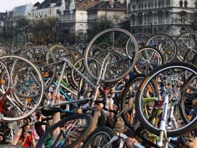 poze demonstratie cu bicicletele critical mass oradea