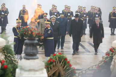 poze depunere de coroane si jerbe de flori la valcea