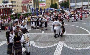 poze festival cu muzica si dansuri populare la medias