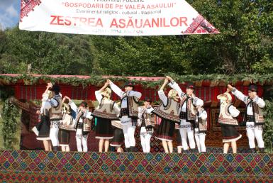 poze festivalul de folclor si traditii populare zestrea asauanilor 