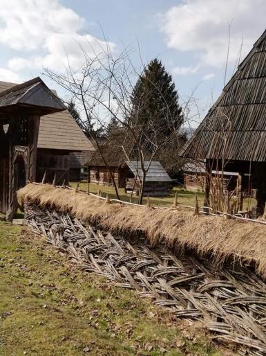 poze pe ulitele satului maramuresan 