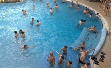 poze relaxati va la piscina dupa petrecerea de revelion