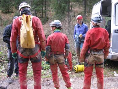 poze speologie in pestera ciuc ponor