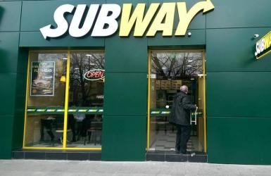 poze subway sarbatoreste deschiderea unui nou restaurant central in bu