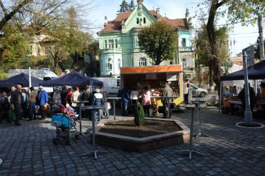 poze targ de produse targul roadele pamantului brasov