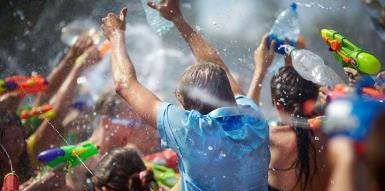 poze water fight bataie cu apa in parcul tineretului