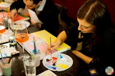 poze wine paint night out la sediu