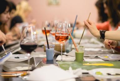 poze wine paint night out la sediu