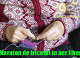 poze maraton de tricotat in aer liber