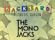 the mono jacks meling dice canta pe terasa in spatele casei 